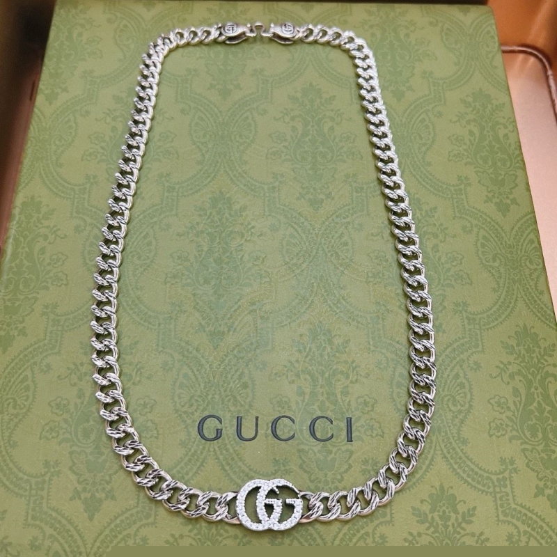 G*u*i necklaces
